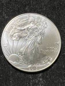 lot 63 image: 2015 AMERICAN SILVER EAGLE 1 TROY OZ .999 FINE SILVER