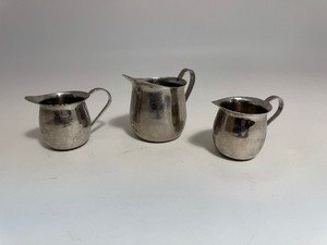 lot 21 image: Vintage Mini Creamer Pitchers