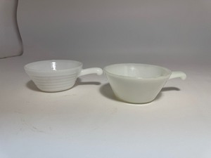 lot 22 image: Pair of Vintage Original Fire King WhiteIvory Beehive Soup Bowls
