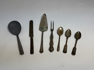 lot 25 image: Vintage Silverware