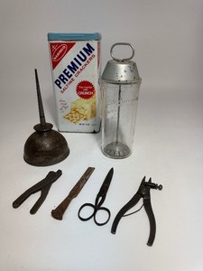 lot 28 image: Vintage Items