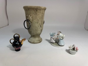 lot 29 image: Vintage Items