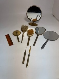 lot 32 image: Vintage Vanity Set
