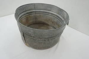 lot 8 image: VintageAntique Galvanized Wash Tub 20.5 diameter