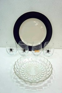 lot 20 image: Gibson China Serving Plate, Anchor Hocking Bubble Glass Serving Plate & Halloween Glasses