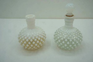 lot 22 image: Vintage Fenton Hobnail Glass Perfume Bottles (2ct)