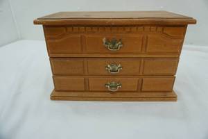 lot 55 image: Jewelry Box