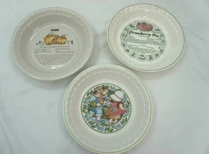lot 62 image: Ceramic Fruit Pie Plates (3ct)