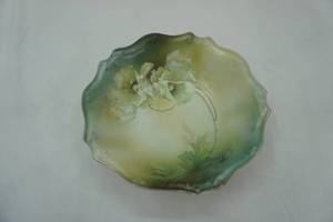 lot 127 image: VintageAntique Bowl