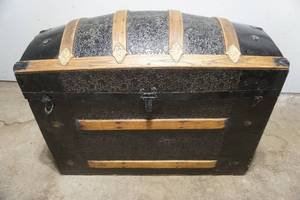 lot 208 image: Antique Wooden Steamer Trunk 36x19.5x 28