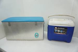 lot 210 image: Cooler Lot (2ct)
