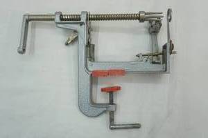 lot 212 image: Pampered Chef Apple Peeler Corer Slicer