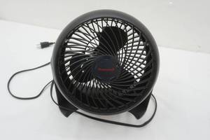 lot 225 image: Honeywell 3-Speed Fan (NEWLike NEW)