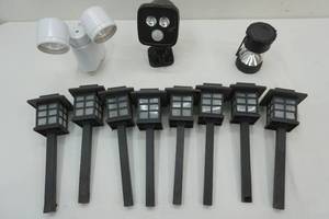 lot 239 image: Outdoor Solar & Battery Powered Lights