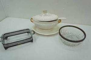 lot 272 image: Ceramic Soup Tureen and Vintage BakewareServing Dishes