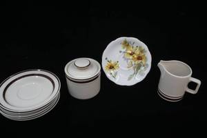 lot 277 image: Vintage Orbit Stoneware & Royal Standard Bone China Sunflower Plate