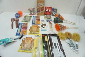 lot 303 image: Large Lot of Kitchen Utensils and Cooking Items
