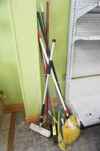lot 309 image: Large Lot of household & outdoor tools