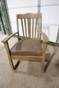 lot 322 image: Antique Mission Oak Rocking Chair