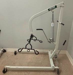 lot 18 image: Manual Hydraulic Hoyer Lift  Trusted Mobility Aid for Safe Patient Transfers Smooth, stable lifting with classic hand-pump operation. Ideal for home or facility use. No sling included Great Working Condition