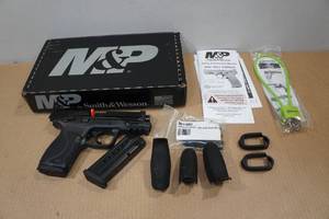 lot 2 image: NEW Smith & Wesson M&P9 M 2.0 9mm Semi Auto Compact Pistol - 2 Magazines