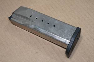 lot 69 image: Smith & Wesson 14-Round .40 S&W Pistol Magazine