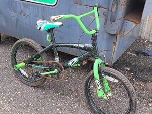 lot 550 image: B Surge 18 Boys Single-speed BMX Trick Bike 12 Black Frame