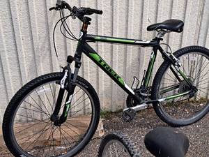 lot 547 image: Trek 3500 26 Mens Trail Bike 20 Black Frame