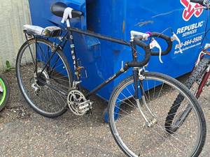 lot 543 image: Fuji Royale 28 Mens 10-speed Street Bike 24 Black Frame