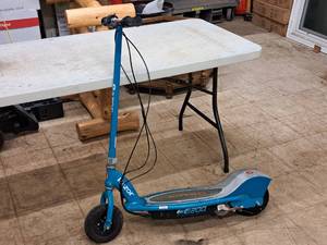 lot 551 image: Razor E200 Electric Scooter