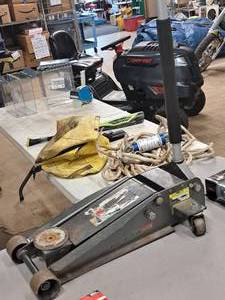lot 506 image: Pittsburgh 4-Ton Floor Jack