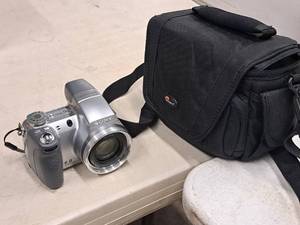 lot 519 image: Sony 6MP Super SteadyShot Camera DSC-H2 with Carl Zeiss 2.8-3.76-72 Lens, Camera Bag