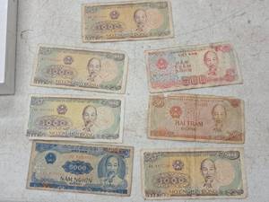 lot 526 image: Foreign Currency - Bills - Chinese - 200 (x1), 500 (x1), 1000 (x4), 5000 (x1)