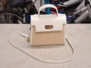 lot 525 image: Forever 21 Womens Purse