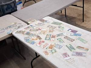 lot 527 image: Foreign Currency - Bills - Congo, Nigeria, Costa Rica, Hong Kong, Ecuador, Mexico, Bolivia, Indonesia, Israel and more