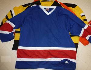 lot 17 image: Five size 2XL hockey jerseys various colors