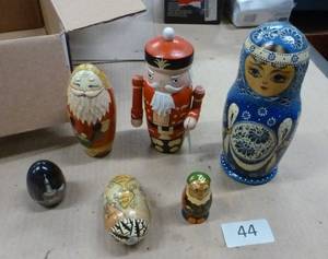 lot 44 image: group of 5 nesting dolls