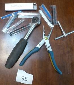 lot 95 image: Ratchet 38, needle nose with snips and wire strip, Jigsaw blades
