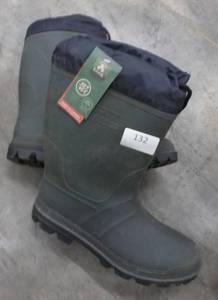lot 132 image: New Kamik size 15 mens boots good to 40 degrees below zero