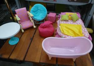 lot 192 image: American Girl table, chairs, bed, bathtub