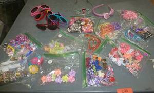 lot 204 image: Large group of girls hair barettes, clips, bracelets, rings, sunglasses etc