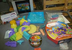lot 207 image: Crystals, Silly Putty, Moon Sand, Light up moving fish tank picture