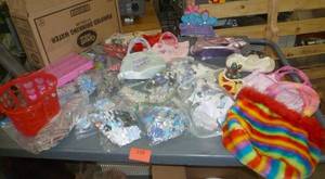 lot 210 image: 12 kids puzzles, 7 girls purses and more