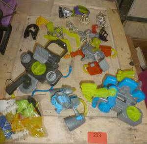 lot 223 image: I am not sure what these pieces go with but they seem to go together