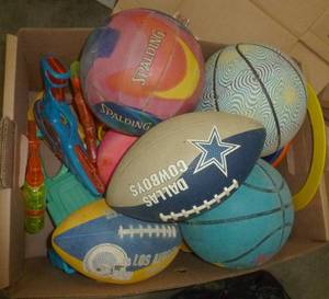 lot 232 image: Lot of balls, frisbees, squirt guns, sand box tools