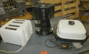 lot 237 image: 4-slice toaster, coffee maker, electric frying pan