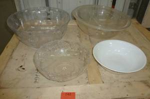 lot 242 image: 3 Plastic PunchParty Bowls and a Corelle bowl