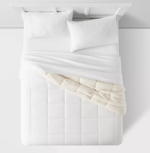 lot 324 image: Room Essentials Faux Shearling Reversible Comforter White Twin Twin XL