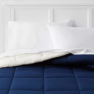 lot 393 image: TwinTwin XL Faux Shearling Washed Microfiber Reversible Comforter - Room Essentials