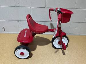lot 285 image: Radio Flyer Fold 2 Go Trike with Bucket Steel Frame, Plastic Pedals, Ages 1.5-3 Years